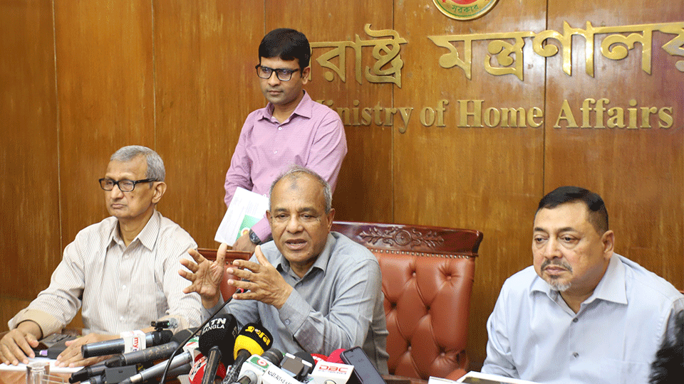 স্বরাষ্ট্র মন্ত্রণালয়ে বৈঠক শেষে সাংবাদিকদের সঙ্গে কথা বলছেন স্বরাষ্ট্র উপদেষ্টা জাহাঙ্গীর আলম চৌধুরী। ছবি : টাইমস