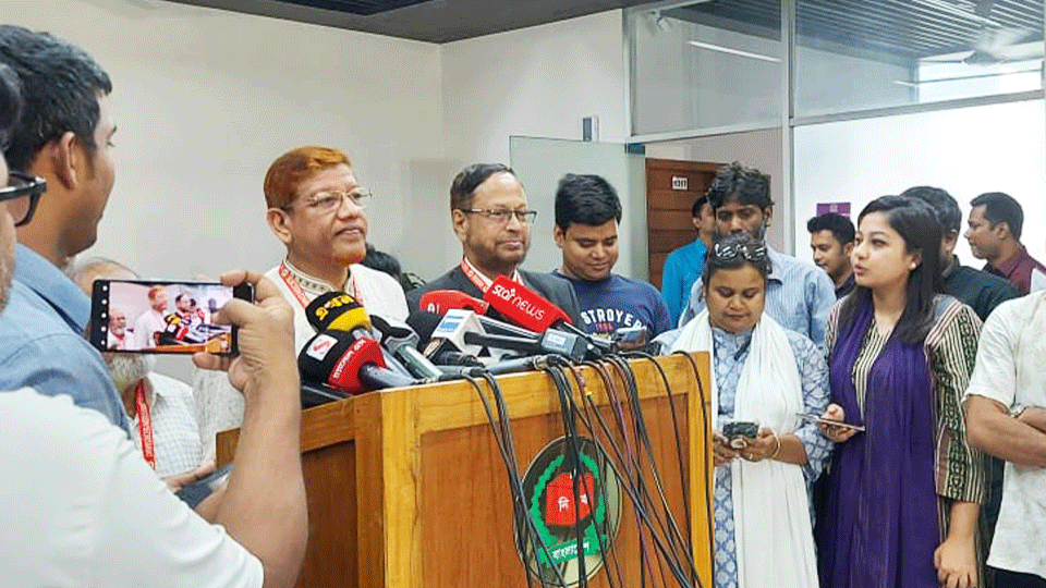 নির্বাচন কমিশনের সঙ্গে বৈঠক শেষে সাংবাদিকদের বিভিন্ন প্রশ্নের উত্তর দেন হামিদুর রহমান আযাদ। ছবি: টাইমস