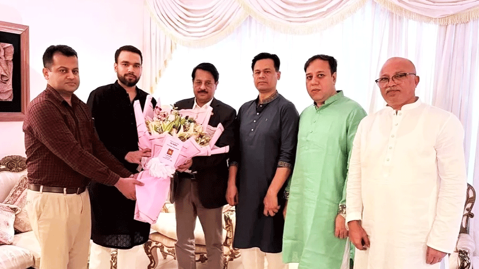 প্রধান উপদেষ্টার পক্ষ থেকে পাঠানো ফুলের তোড়া তুলে দেওয়া হয় খালেদা জিয়ার একান্ত সচিবের হাতে। ছবি: ইউএনবি