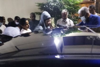 এভারকেয়ার হাসপাতালের যাওয়ার জন্য গুলশানের বাসা থেকে বের হচ্ছেন খালেদা জিয়া। ছবি: বিএনপি