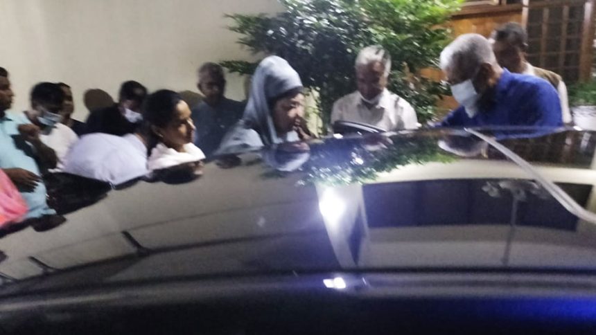 এভারকেয়ার হাসপাতালের যাওয়ার জন্য গুলশানের বাসা থেকে বের হচ্ছেন খালেদা জিয়া। ছবি: বিএনপি