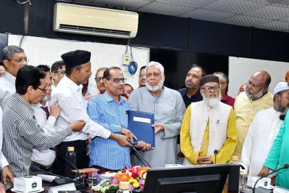 রেলভবনে আয়োজিত অনুষ্ঠানে একটি মন্দির ও দুটি মসজিদের জন্য জমি বরাদ্দ দেওয়া হয়। ছবি: প্রেস উইং