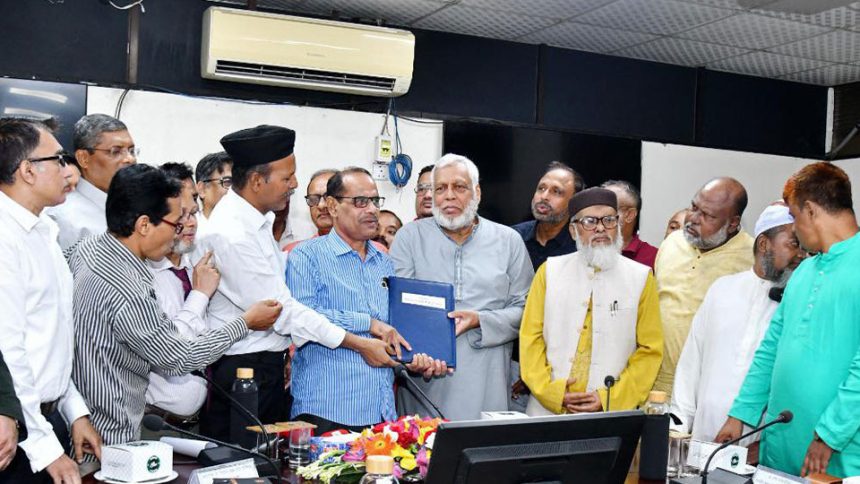 রেলভবনে আয়োজিত অনুষ্ঠানে একটি মন্দির ও দুটি মসজিদের জন্য জমি বরাদ্দ দেওয়া হয়। ছবি: প্রেস উইং
