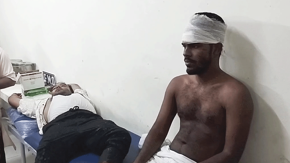 শিবচরে হামলায় আহত বিএনপির নেতাকর্মীরা উপজেলা স্বাস্থ্য কমপ্লেক্সে প্রাথমিক চিকিৎসা নেন। ছবি : ভিডিও থেকে
