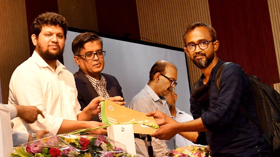 তথ্য ভবনের ডিএফপি অডিটোরিয়ামে বাংলাদেশ সাংবাদিক কল্যাণ ট্রাস্ট আয়োজিত এক অনুষ্ঠানে সম্মাননা তুলে দিচ্ছেন তথ্য উপদেষ্টা। ছবি : পিআইডি