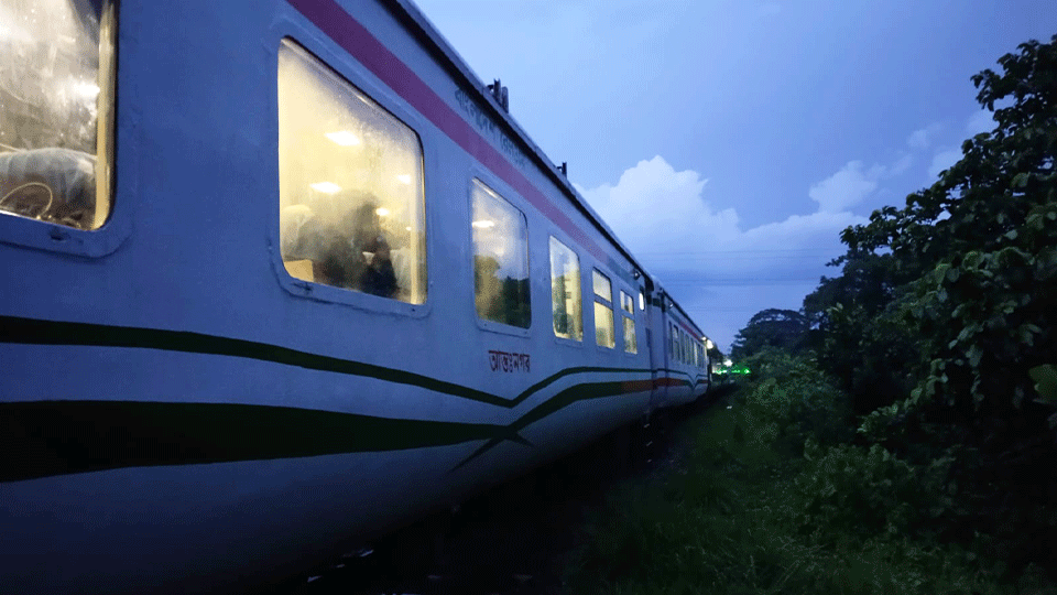 ঢাকাগামী মহানগর এক্সপ্রেস ট্রেনটির ইঞ্জিন ভৈরবে রেলসেতুতে উঠে বিকল হয়ে যায়। ছবি: টাইমস