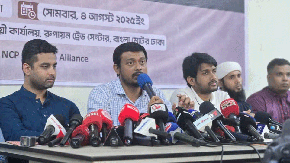 ঢাকার বাংলা মোটরে জাতীয় নাগরিক পার্টির অস্থায়ী কার্যালয়ে আয়োজিত সংবাদ সম্মেলনে কথা বলছেন নাসির উদ্দিন পাটোয়ারী। ছবি : টাইমস