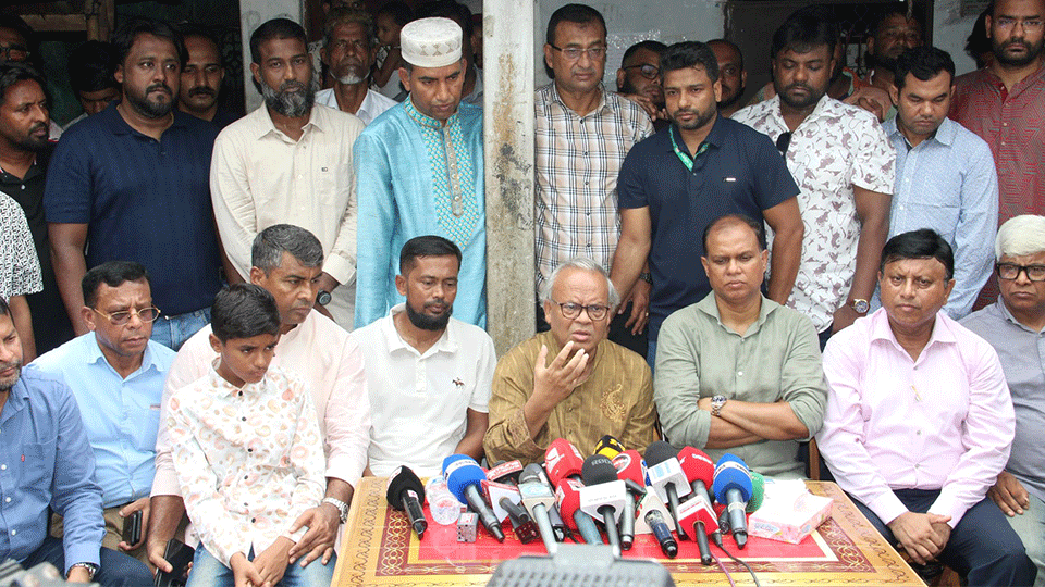 উত্তরার দিয়াবাড়িতে সাংবাদিকদের সঙ্গে কথা বলছেন রুহুল কবীর রিজভী। ছবি : বিএনপির ফেসবুক পেজ