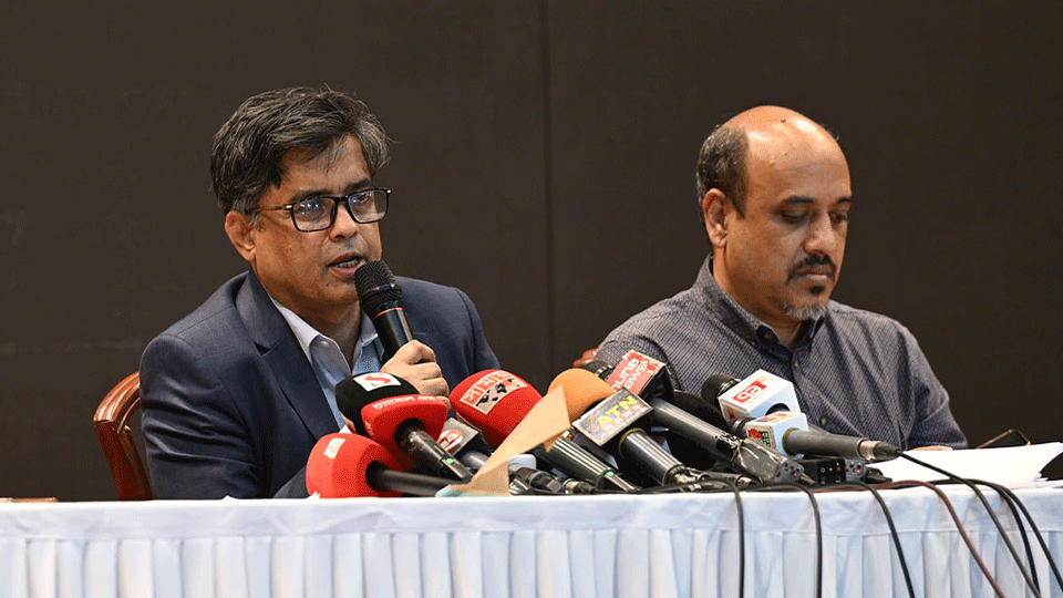 ফরেন সার্ভিস একাডেমিতে সাংবাদিকদের ব্রিফ করেন প্রধান উপদেষ্টার প্রেস সচিব শফিকুল আলম। ছবি: পিআইডি