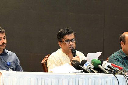 ফরেন সার্ভিস একাডেমিতে আয়োজিত সংবাদ সম্মেলনে কথা বলছেন প্রধান উপদেষ্টার প্রেস সচিব শফিকুল আলম। ছবি: পিআইডি