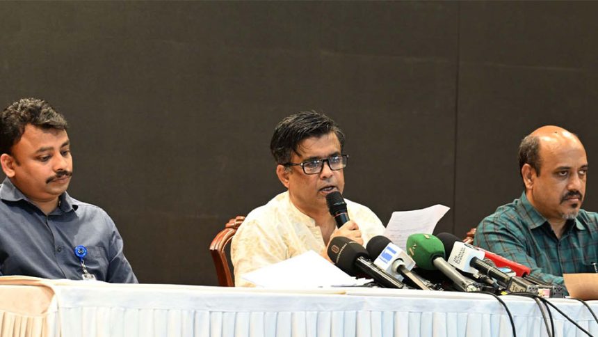 ফরেন সার্ভিস একাডেমিতে আয়োজিত সংবাদ সম্মেলনে কথা বলছেন প্রধান উপদেষ্টার প্রেস সচিব শফিকুল আলম। ছবি: পিআইডি