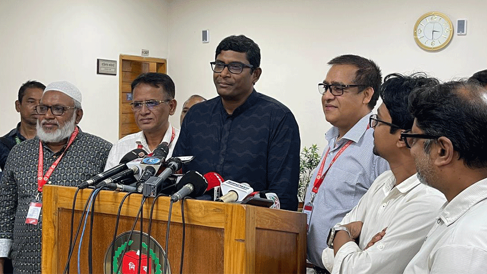 ইসির সঙ্গে বৈঠক শেষে সাংবাদিকদের সঙ্গে কথা বলেন শামীম পাটোয়ারী। ছবি: টাইমস