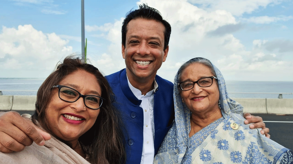 পদ্মা সেতুর ওপর তোলা শেখ হাসিনার পারিবারিক ছবি। এই তিনজনের বিরুদ্ধেই দুদকের মামলায় সাক্ষ্যগ্রহণ শুরু হতে যাচ্ছে। ছবি : সংগৃহীত