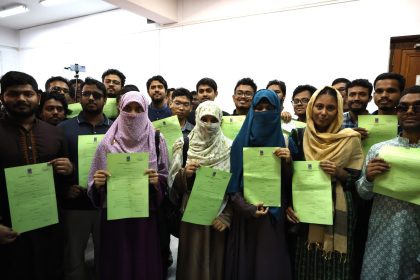 ডাকসু নির্বাচনের মনোনয়ন ফরম নেওয়ার পর শিবিরের প্যানেলের সদস্যরা। ছবি: জান্নাতুল ফেরদাউস/টাইমস