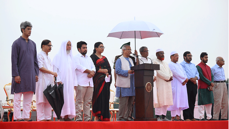 বিভিন্ন রাজনৈতিক দলের নেতাদের নিয়ে জুলাই ঘোষণাপত্র পড়ছেন প্রধান উপদেষ্টা মুহাম্মদ ইউনূস। ছবি: পিআইডি