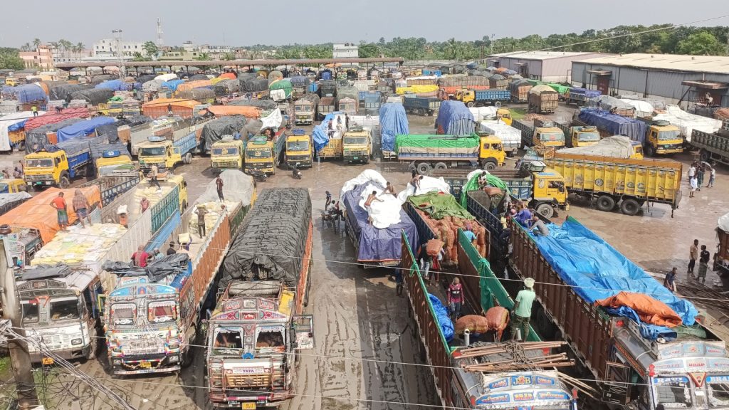 ভোমরা দিয়ে পেঁয়াজ আমদানি