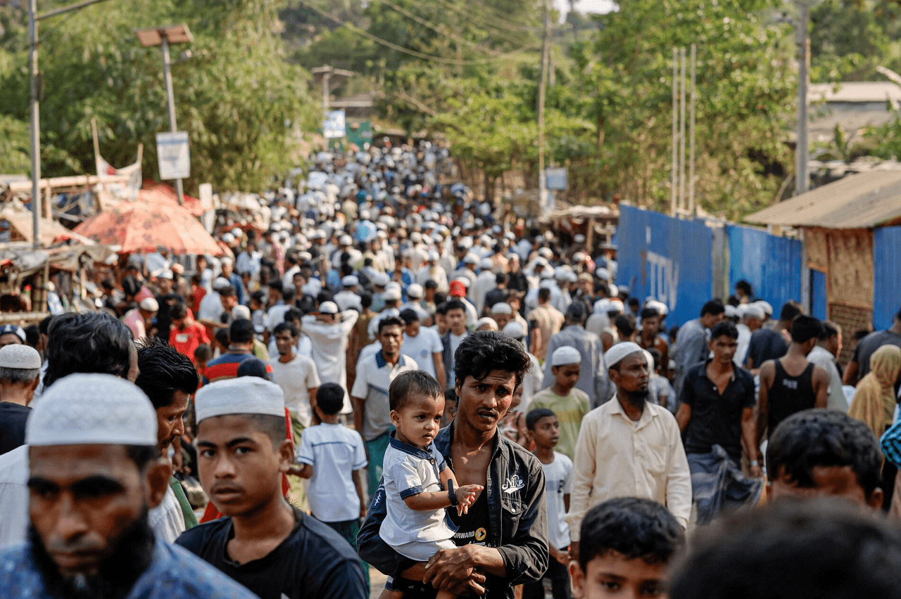 কক্সবাজারের একটি রোহিঙ্গা ক্যাম্পে রাস্তার ধারে গড়ে ওঠা বাজারে রোহিঙ্গা জনগোষ্ঠীর মানুষের ভিড়। ছবি: রয়টার্স