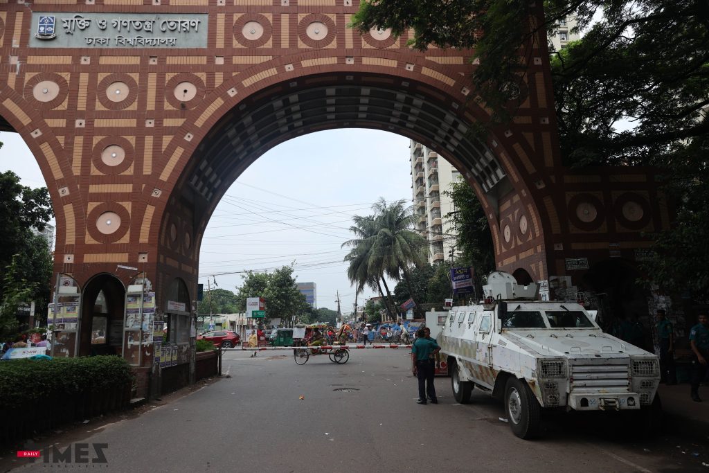 বুধবার ঢাকা বিশ্ববিদ্যালয়ের সব ক্লাস-পরীক্ষা বন্ধ