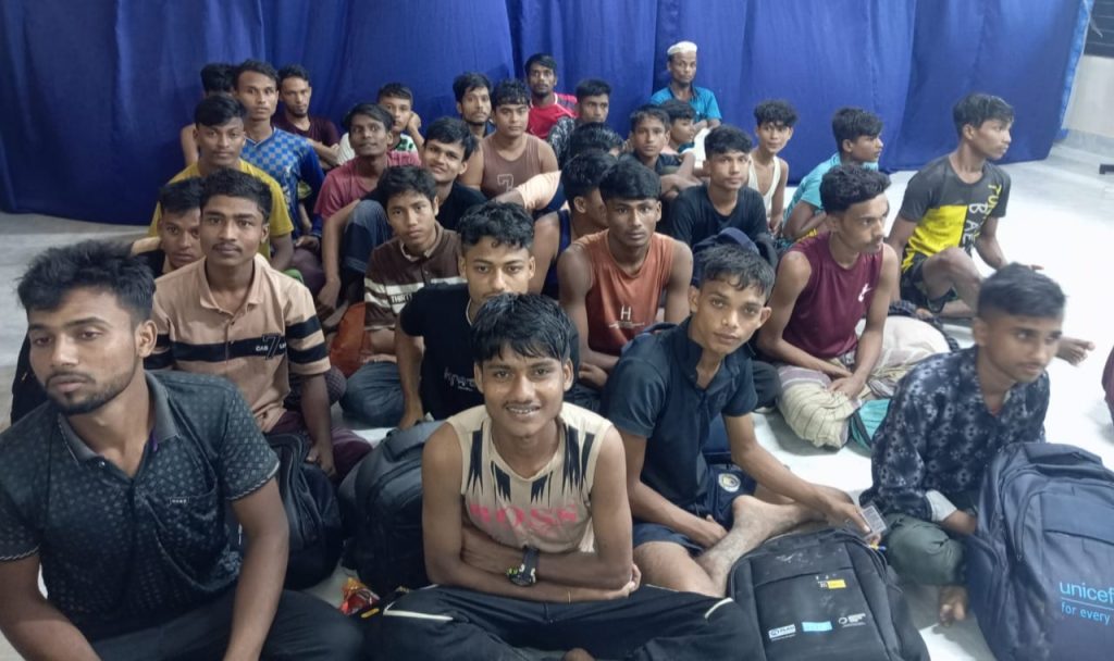 টেকনাফে ‘পাহাড়ি বন্দিশালা’ থেকে ৮৪ জনকে উদ্ধার, আগ্নেয়াস্ত্রসহ গ্রেপ্তার ৩