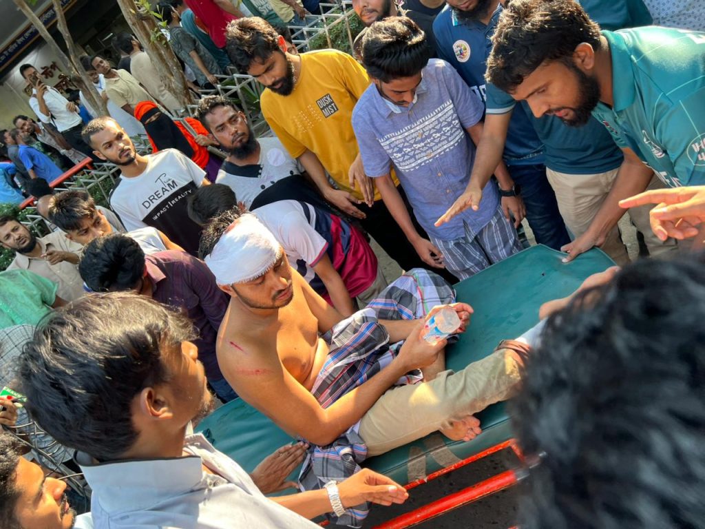 চবি’তে সংঘর্ষ: এলাকা ছেড়ে ক্যাম্পাসে আশ্রয় নিয়েছেন শিক্ষার্থীরা