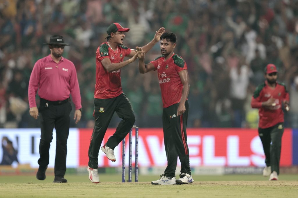 মোস্তাফিজ-নাসুমের জাদুতে টিকে রইল বাংলাদেশের আশা