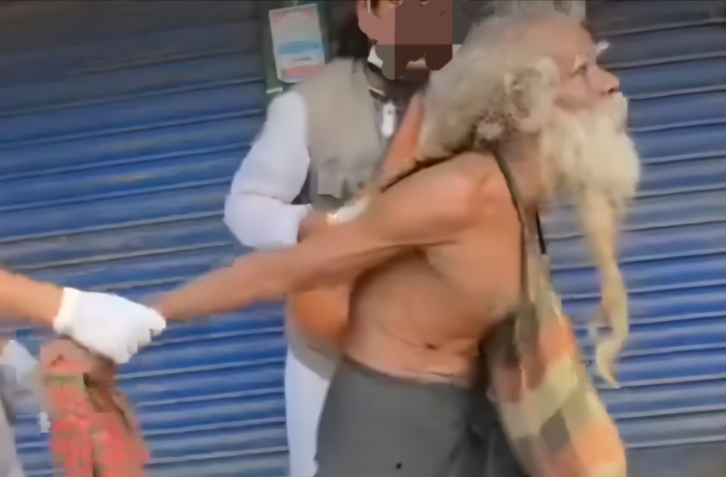 ভবঘুরে বৃদ্ধের ‘চুল কাটা’ নিয়ে প্রতিবাদের ঝড়