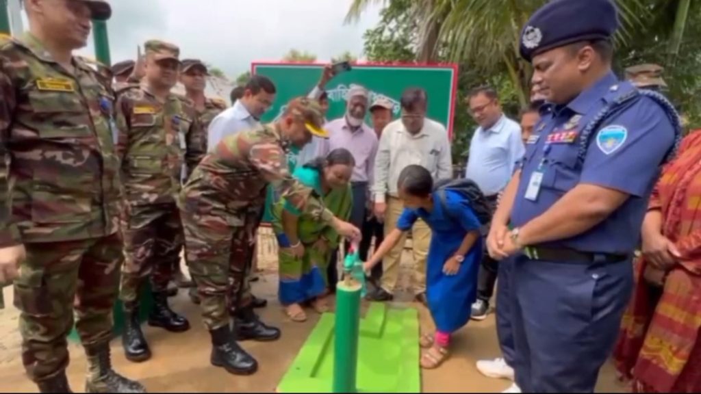 খাগড়াছড়ির দুর্গম অঞ্চলে সুপেয় পানির ব্যবস্থা করলেন সেনাপ্রধান