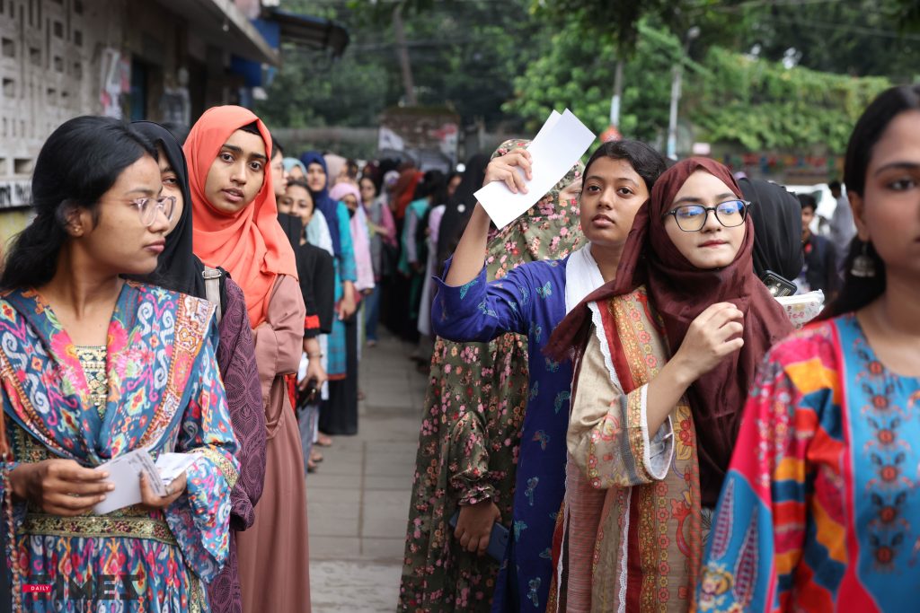 ডাকসু: ভোটের লাইনে মন্থরগতি, দুর্ভোগের অভিযোগ দাবি মানছে না ইসি