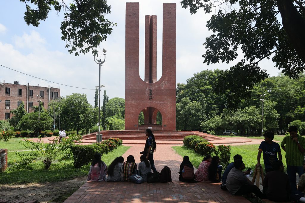 জাবিতে বিনা নোটিশে তিন কর্মচারী ছাঁটাইয়ের অভিযোগ