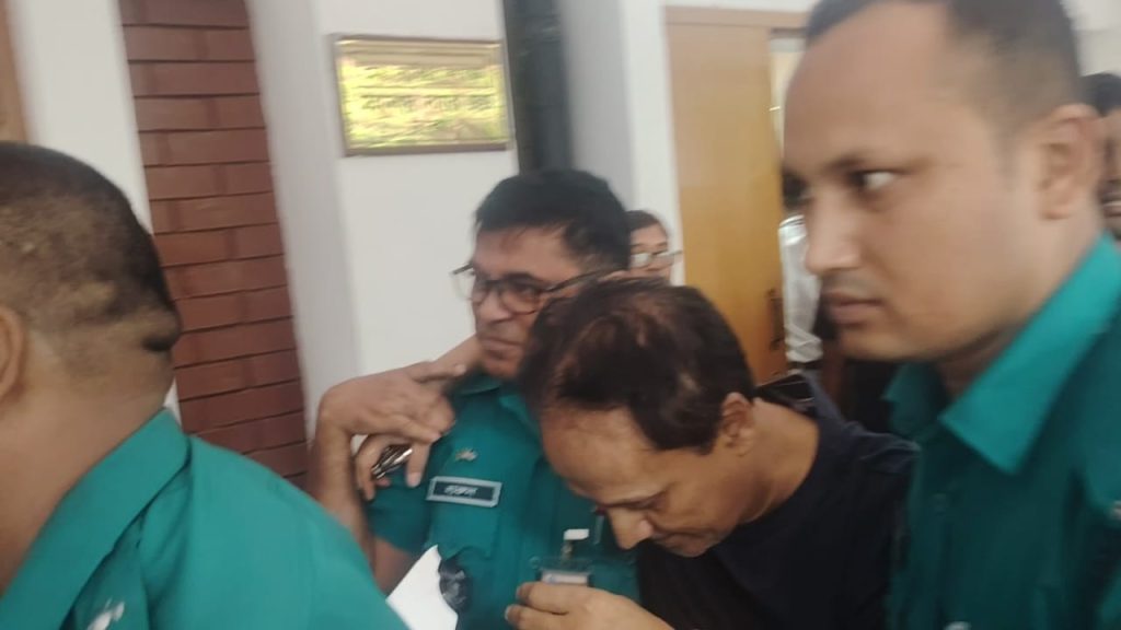 চারদিনের রিমান্ডে ‘ভিনদেশের এজেন্ট’ এনায়েত