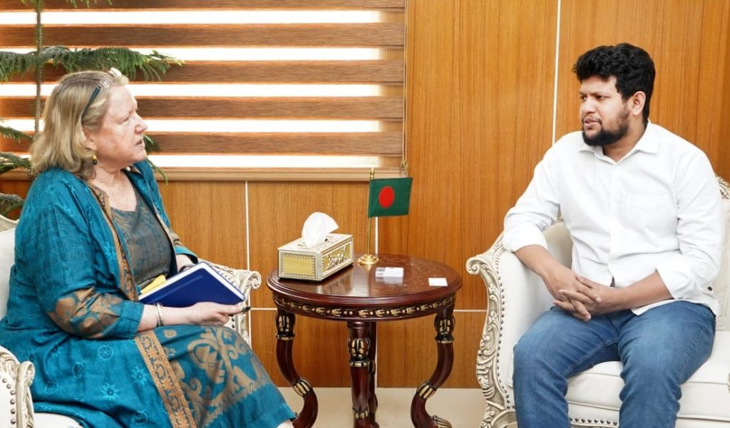 গণমাধ্যমের ওপর সরকারের হস্তক্ষেপ নেই: মাহফুজ আলম