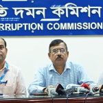 দুদকের মহাপরিচালক আক্তার হোসেন সাংবাদিকদের ব্রিফ করছেন। ছবি: টাইমস