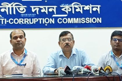 দুদকের মহাপরিচালক আক্তার হোসেন সাংবাদিকদের ব্রিফ করছেন। ছবি: টাইমস