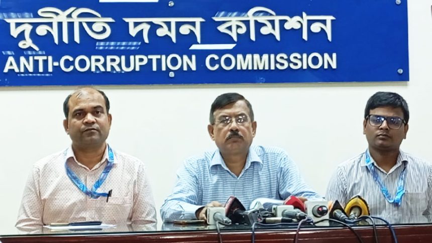 দুদকের মহাপরিচালক আক্তার হোসেন সাংবাদিকদের ব্রিফ করছেন। ছবি: টাইমস