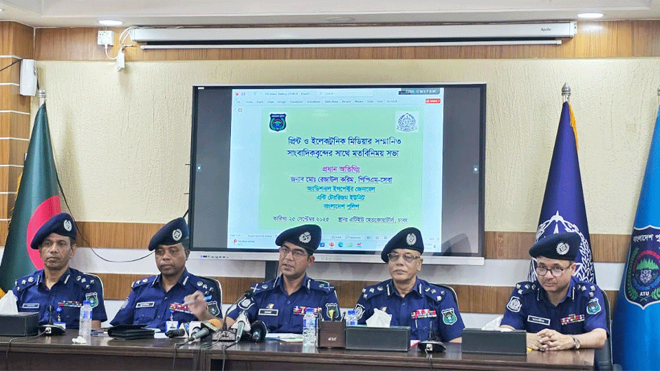 ‘জঙ্গিবাদ নেই ভেবে স্বস্তির সুযোগ নেই, সতর্ক থাকতে হবে’ এটিইউ সদর দপ্তরে সাংবাদিকদের সঙ্গে এটিইউ প্রধানের মতবিনিময়। ছবি: টাইমস