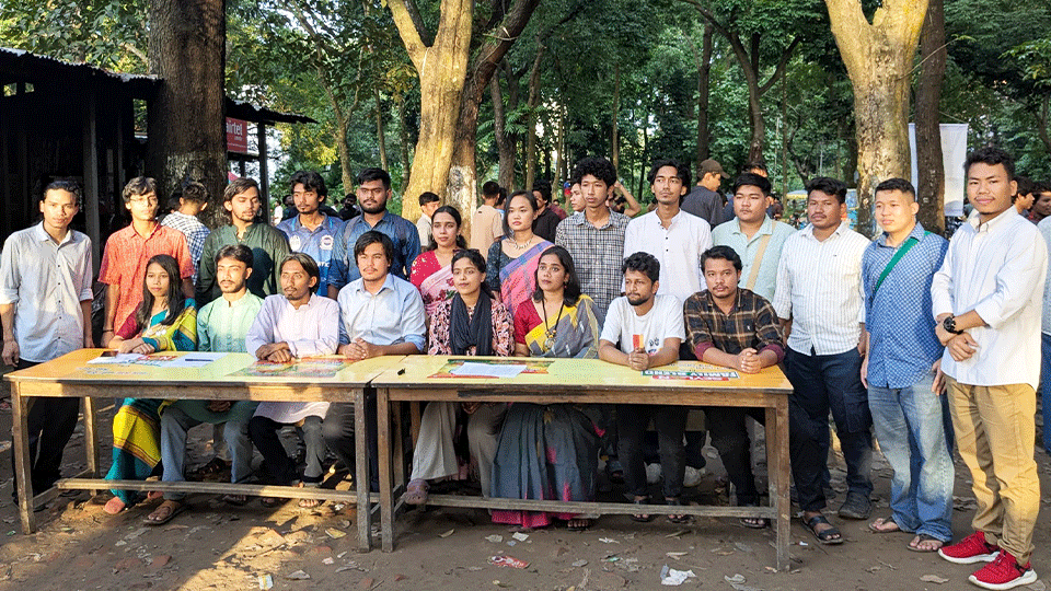 চাকসু: নানা সংগঠনের সমন্বয়ে ‘বৈচিত্র্যের ঐক্য’ পর্ষদ ঘোষণা নানা সংগঠনের সমন্বয়ে গঠিত 'বৈচিত্র্যের ঐক্য' পর্ষদের সদস্যরা। ছবি: সংগৃহীত