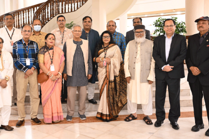 বিভিন্ন পূজা উদযাপন পরিষদের নেতাদের সঙ্গে প্রধান উপদেষ্টা মুহাম্মদ ইউনূস। ছবি: প্রেস উইং
