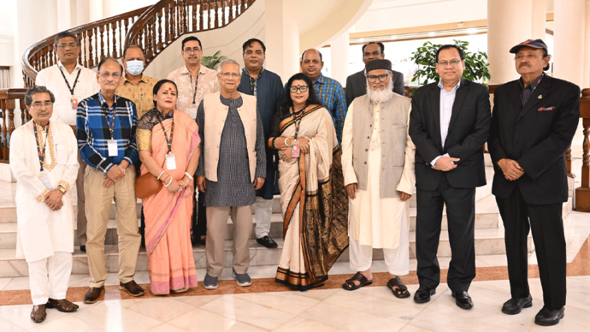 বিভিন্ন পূজা উদযাপন পরিষদের নেতাদের সঙ্গে প্রধান উপদেষ্টা মুহাম্মদ ইউনূস। ছবি: প্রেস উইং