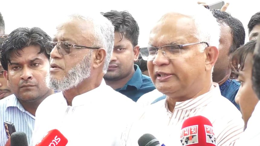 সাবেক রাষ্ট্রপতি ও বিএনপির প্রতিষ্ঠাতা জিয়াউর রহমানের কবরে ফুল দেওয়ার পর সাংবাদিকদের সঙ্গে কথা বলছেন জাহিদ হোসেন। ছবি: ভিডিও থেকে