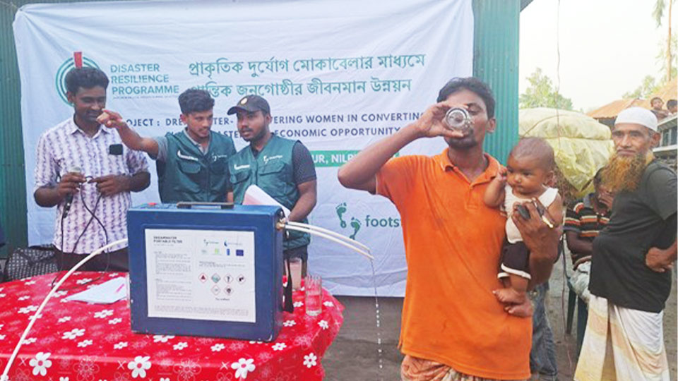 ড্রিমওয়াটার ফিল্টারে সাবলম্বী হচ্ছেন রংপুর ও নীলফামারীর নারীরা ড্রিমওয়াটার ফিল্টারে বিশুদ্ধ করা পানি পান করছেন এক ব্যক্তি। ছবি: সংগৃহীত