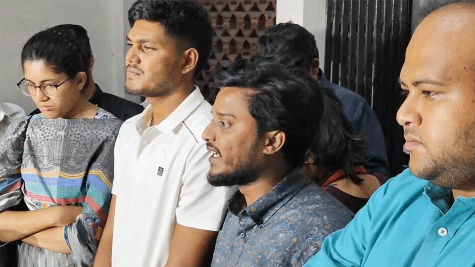 ডাকসু: ব্যালট নিরাপত্তাসহ নানা অভিযোগ নিয়ে ভিসির কাছে পরাজিত প্রার্থীরা ঢাকা বিশ্ববিদ্যালয়ের ভিসির কার্যালয় থেকে বেরিয়ে সাংবাদিকদের সঙ্গে কথা বলেন ডাকসু নির্বাচনের পরাজিত প্রার্থীরা। ছবি: ভিডিও থেকে