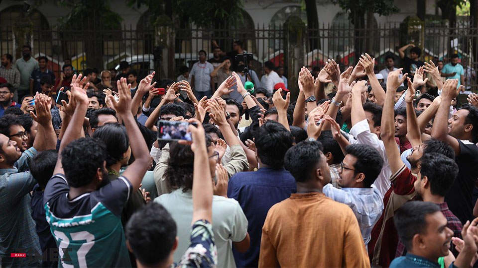 বিশৃঙ্খলায় না জড়াতে ছাত্রদল ও শিবিরকে দলের নির্দেশনা ডাকসু নির্বাচনকে কেন্দ্র করে দিনভন ঢাকা বিশ্ববিদ্যালয় ক্যাম্পাসে ছিল উত্তেজনা। ছবি: জান্নাতুল ফেরদাউস/টাইমস