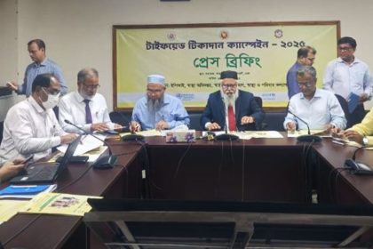 স্বাস্থ্য অধিদপ্তরের সম্মেলন কক্ষে সংবাদ সম্মেলনে কথা বলেন স্বাস্থ্য অধিদপ্তরের মহাপরিচালক অধ্যাপক ডা. মো. আবু জাফর। ছবি: বাসস