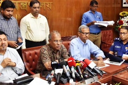 আসন্ন দুর্গাপূজা উপলক্ষে সচিবালয়ে আইন-শৃঙ্খলা সংক্রান্ত সভা শেষে সাংবাদিকদের ব্রিফ করেন স্বরাষ্ট্র উপদেষ্টা মো. জাহাঙ্গীর আলম। ছবি: বাসস