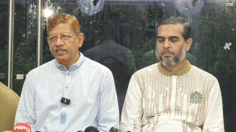 গণভোট বা অস্থায়ী সাংবিধানিক আদেশে জুলাই সনদ বাস্তবায়ন চায় জামায়াত ঐকমত্য কমিশনের সঙ্গে বৈঠক শেষে সাংবাদিকদের সঙ্গে কথা বলছেন সহকারী সেক্রেটারি জেনারেল হামিদুর রহমান আজাদ ছবি: ভিডিও থেকে