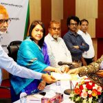 কল্যাণ তহবিলের অনুদান তুলে দেওয়া হচ্ছে এক সাংবাদিকের পরিবারের হাতে। ছবি: টাইমস