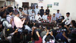 ভোট বর্জনের ঘোষণা দিচ্ছেন জাকসু নির্বাচনের ছাত্রদল সমর্থিত প্যানেলের সদস্যরা। ছবি: অনিক রহমান/টাইমস