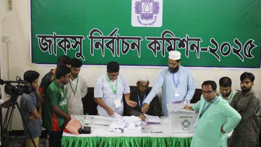 জাকসু নির্বাচনে চলছে ভোট গণনা। ছবি: টাইমস