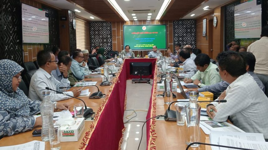 ভূমি মন্ত্রণালয়ের সভাকক্ষে কেন্দ্রীয় ভূমি বরাদ্দ কমিটির ১৫০তম সভায় কথা বলছেন আলী ইমাম মজুমদার। ছবি: টাইমস