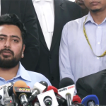 ট্রাইব্যুনালে সাক্ষ্য দেওয়া শেষে সাংবাদিকদের সঙ্গে কথা বলেন নাহিদ ইসলাম। ছবি: ভিডিও থেকে